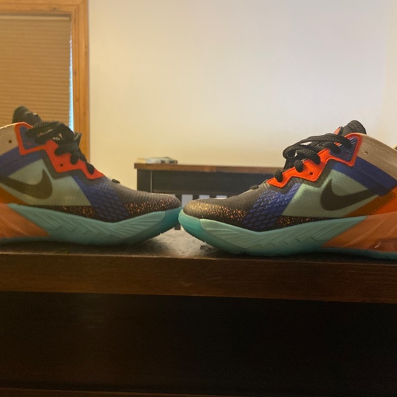 LeBron 18 Low x space jam: A new Legacy - Picture 3 of 6